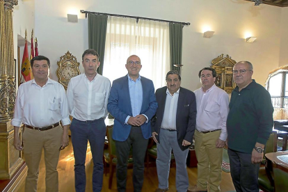 Jesús Julio Carnero ayer, junto a representantes de la asociación chilena y de CCOO Valladolid y Castilla y León-EL MUNDO