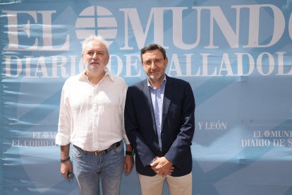 Pedro Santamaría y Francisco Ferreira, del grupo socialista de la Diputación de Valladolid, en la caseta de Ferias de EL MUNDO./ PHOTOGENIC