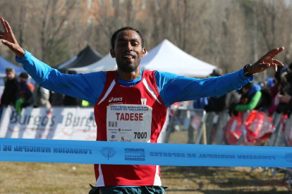 El atleta eritreo Kidane Tadese, brazos en alto, entrando en meta-M. Álvarez