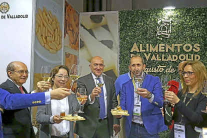 Jesús Julio Carnero brinda en el expositor de Alimentos de Valladolid en la Feria Alimentaria, que se celebra en Barcelona.-ICAL