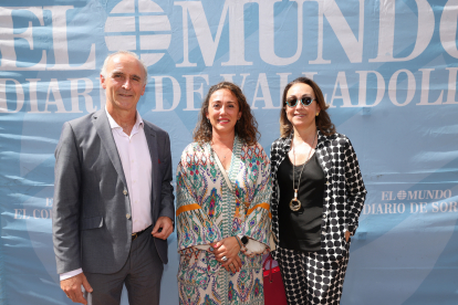 José Antonio Arias, gerente de EL MUNDO, con María González Corral, Consejera de Movilidad y Transformación Digital, en la caseta de Ferias de EL MUNDO./ PHOTOGENIC