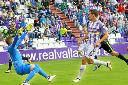 Mata levanta el balón ante la salida de Javi Varas para marcar el primer gol del Valladolid en el partido disputado ayer en Zorrilla.-J.M. LOSTAU