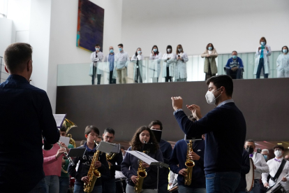La Banda de la Escuela Municipal de Música 'Mariano de las Heras' celebra un concierto de Navidad en el Hospital Universitario Río Hortega.- ICAL