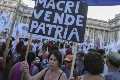 Cientos de personas se manifiestan a las puertas del Congreso argentino contra el proyecto de ley, este martes, en Buenos Aires.-EFE / DAVID FERNANDEZ