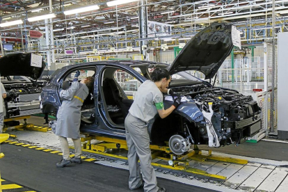 Trabajadoras en la cadena de montaje de la factoría de Renault en Palencia.-J.M. LOSTAU