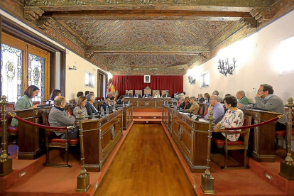 Panorámica del Pleno de la Diputación de Valladolid reunido en sesión extraordinaria.-ICAL