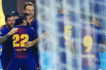 Los jugadores del Barça felicitan a Messi, autor del primer gol ante el Madrid en el clásico de Miami.-CHRIS TROTMAN