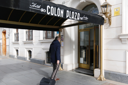 Un cliente llega al hotel Colón Plaza. PHOTOGENIC