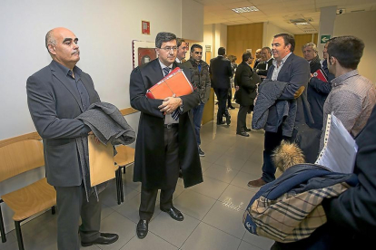 Juan Carlos Pastor y su abogado David Pérez Pérez antes de entrar en el juicio celebrado el pasado 17 de noviembre.-PABLO REQUEJO