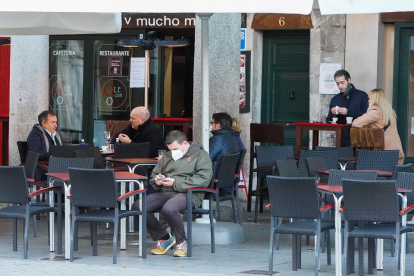 Las terrazas de Valladolid se benefician del buen tiempo. / JUAN MIGUEL LOSTAU