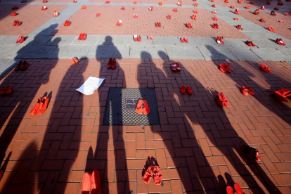 Zapatos rojos instalados el año pasado en la plaza Mayor de Valladolid con motivo del Día Internacional contra la Violencia de Género.-ICAL