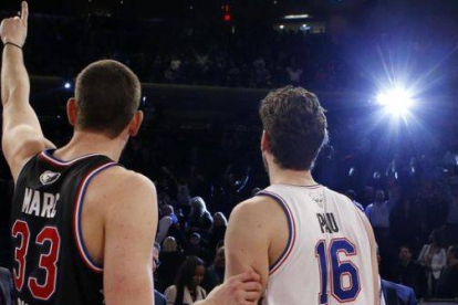 Marc y Pau Gasol, antes del salto inicial en el All Star de la NBA.-Foto: AP / KATHYH WILLENS
