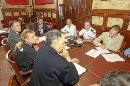 El alcalde, al fondo, junto al concejal Luis Vélez y la jefa de la Policía Municipal durante la reunión de la Junta de Seguridad.-J. M. Lostau