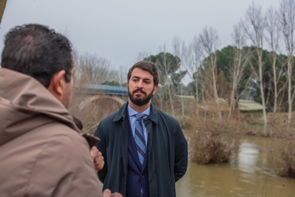 Juan García-Gallardo en uno de los ríos afectados por la borrasca Juan. -JUAN_GGALLARDO