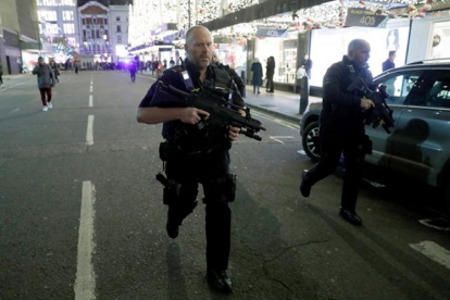 Agentes armados en Londres.-EUROPA PRESS