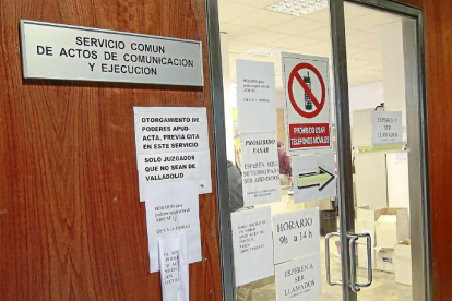 Entrada al Servicio de Comunicación y Ejecución en el edificio de los juzgados de la calle Angustias-J.M.Lostau