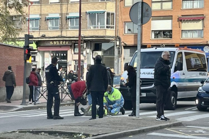 Herido un motorista en una colisión con un turismo entre el paseo Farnesio y la avenida de Segovia en Valladolid. -ICAL