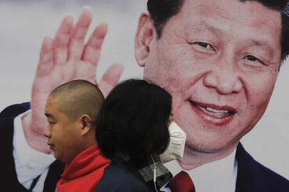 Una valla publicitaria con la foto del líder chino Xi Jinping en Pekín.-/ AP / ANDY WONG