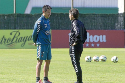 Hernán Pérez y Rubi dialogan antes del entrenamiento del lunes-Pablo Requejo