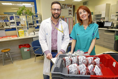 El hematólogo Javier Díez y la anestesióloga Nuria Ruiz en las instalaciones del Hospital Clínico Universitario de Valladolid.-J. M. LOSTAU