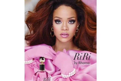 Rihanna posa para RiRi, su octava fragancia.-Foto: INSTAGRAM