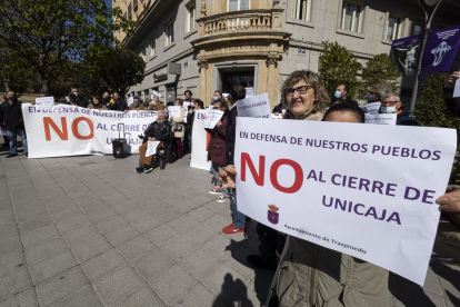 Representantes de once localidades de la provincia de Valladolid se concentran en la plaza Zorrilla de la ciudad para denunciar el cierre de oficinas bancarias en el medio rural.- ICAL