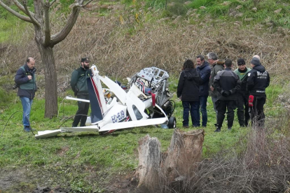 Los equipos de rescate sacan la avioneta siniestrada del Duero sin rastro del piloto. J.M. LOSTAU
