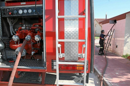 Un camión cisterna de los bomberos llena el depósito de un municipio de Valladolid, en una imagen de archivo.-D.V.