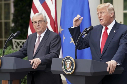 Juncker y Trump, durante la rueda de prensa conjunta que celebraron este miércoles en Washington. /-PABLO MARTINEZ MONSIVAIS (AP)