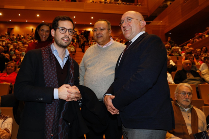 Concierto de Navidad para Personas Mayores de los Centros de Vida Activa con la presencia del concejal de Personas Mayores, Familia y Servicios Sociales, Rodrigo Nieto, y el alcalde Jesús Julio Carnero. -AYUNTAMIENTO VALLADOLID