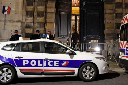 Coche de policía en Francia.-AFP