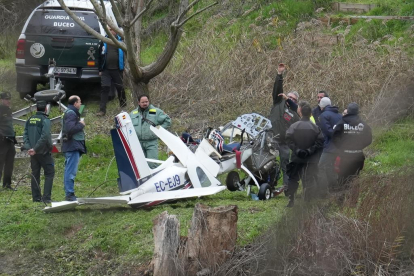 Los equipos de rescate sacan la avioneta siniestrada del Duero sin rastro del piloto. J.M. LOSTAU