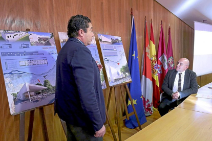 Jesús Julio Carnero escucha la exposición de Alberto Collantes sobre el nuevo centro multiusos de Viana.-ICAL