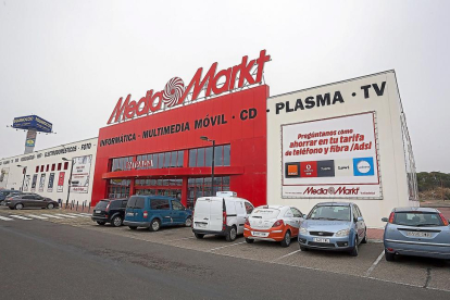 Fachada de Media Markt ayer, en el exterior del centro comercial ‘Equinoccio’ de Zaratán.-PABLO REQUEJO