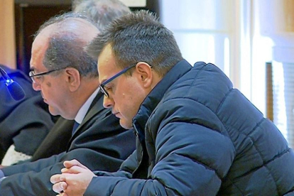 Miguel Ángel López, el ‘Terre’, ayer junto a su abogado y el acusador particular, en el juicio.-LA 8 VALLADOLID