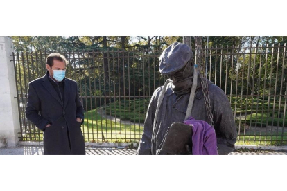 El alcalde de Valladolid observa la instalación de la estatua de Miguel Delibes junto a la entrada principal del Campo Grande. - AYUNTAMIENTO DE VALLADOLID