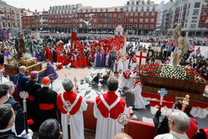 Encuentro de la Virgen de la Alegría y el Cristo Resucitado en la Plaza Mayor de Valladolid.- J. M. LOSTAU