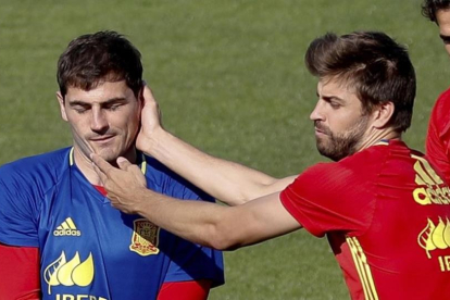 Casillas y Piqué durante el entrenamiento de la selección española en Saint Martín de Ré.-EFE / JUANJO MARTÍN