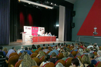 Congresillo celebrado ayer en el centro cívico Bailarín Vicente Escudero para elegir los delegados al congreso regional.-E. M.