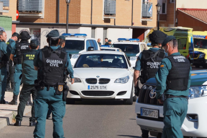 La Guardia Civil en Santovenia de Pisuerga tras el asesinato.- PHOTOGENIC