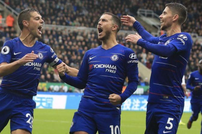 Hazard, la estrella del Chelsea, celebra uno de sus goles.-OWEN HUMPHREYS