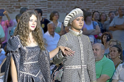 Recreación de la muerte de la reina Isabel la Católica en el Palacio Testimonial de Medina del Campo durante la Semana Renacentista.-PABLO REQUEJO