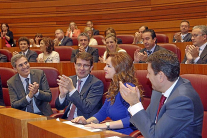 Fernández Carriedo aplaude a Silvia Clemente tras ser elegida presidenta.-ICAL
