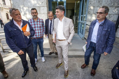 Marañón, en el centro, rodeado del equipo de Vox y el portavoz de Cs en la Diputación y responsable de los pactos.-S. OTERO