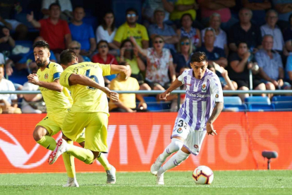 Leo Suárez avanza con el balón en el partido frente al Villarreal.-PHOTO-DEPORTE