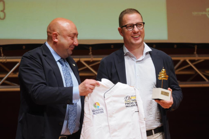 El restaurante Trasto recibe el pincho de oro por 'Pucela Roll' en la gala del Concurso Provincial de Pinchos Valladolid 2023. -PHOTOGENIC