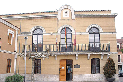 Fachada del Ayuntamiento en la localidad vallisoletana de Tudela de Duero.- E. M.
