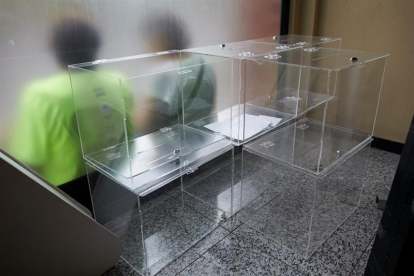 Urnas que iban a ser destinadas a la campaña para el referéndum del 1 de octubre guardadas en la sede de Asamblea Nacional Catalana (ANC) antes de un registro de la Guardia Civil.-EFE