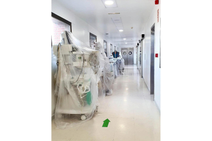 Maquinaria quirúrgica de precisión almacenada bajo plásticos en los pasillos del Hospital Comarcal de Medina.-E.M.