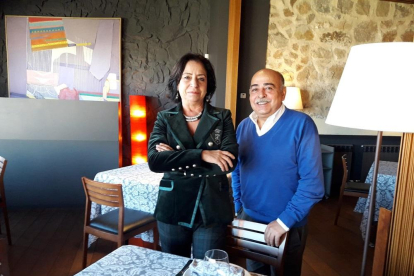 Isidora Beotas (i) y Julio Delgado (d) en el restaurante que regentan desde hace 28 años en la capital abulense.-ANTONIO GARCÍA